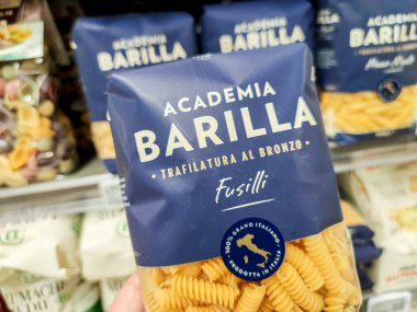 Puilboreau, Fransa - 14 Ekim 2020: Fransız süpermarketinde satılmak üzere Barilla marka fusilli makarna koleksiyonu