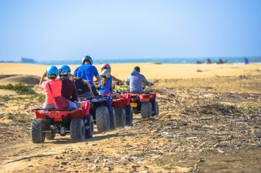 denize doğru sürüş üç dörtlü kervanı