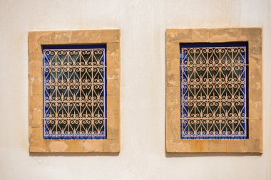 Beyaz bir duvar üzerinde birbirine yanında iki özdeş windows