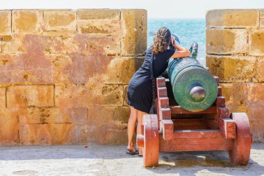 bir fotoğraf çekmek için topun eğilmiş bir kadın