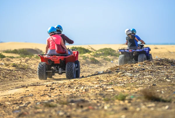 Due squadre che gareggiano su quad verso il mare — Foto Stock