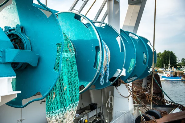 Moderne vissersboot op harbor — Stockfoto