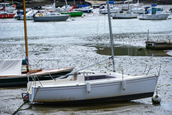Un bateau à moteur blanc vide garé sur le rivage — Photo