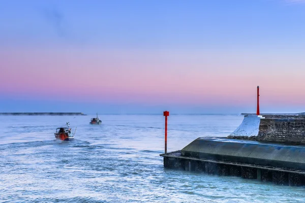 Due navi che lasciano il porto e navigano attraverso il mare — Foto Stock