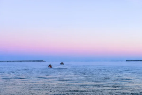 Dos barcos que se dirigen hacia el horizonte en mar abierto — Foto de Stock