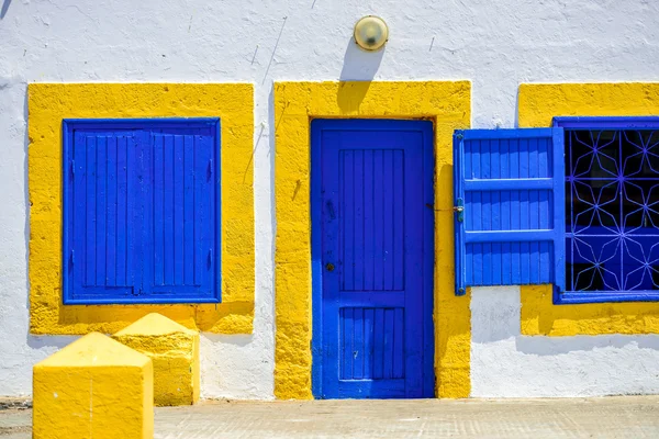 Une porte en bois ancienne avec deux fenêtres colorées — Photo