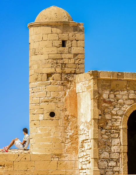 Alter Teil eines Turms mit gewölbten Türen — Stockfoto