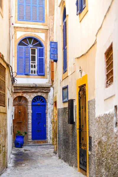 Calle tradicional estrecha con edificios con puertas y ventanas de colores —  Fotos de Stock