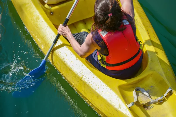 Closeup to a young girl canoeing — Stock Photo, Image