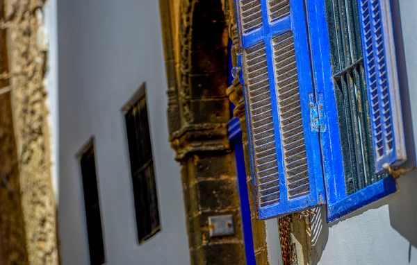 Close-up op een blauwe venster sluiter op de witte muur — Stockfoto