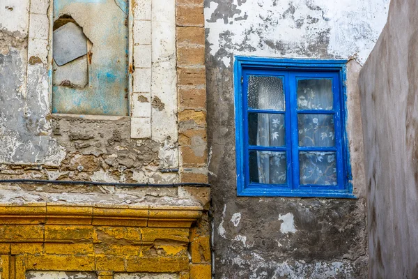 Mavi pencere ile eski bina — Stok fotoğraf