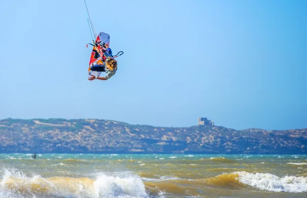 Kitesurfer che salta nell'aria in alto sopra il mare — Foto Stock