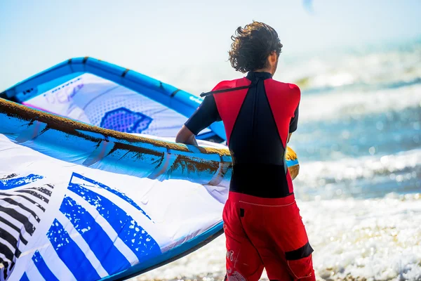 Närbild till en ung man förbereder kitesurf — Stockfoto