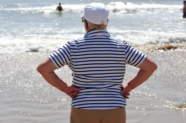 Un anciano admirando la vista al mar — Foto de Stock