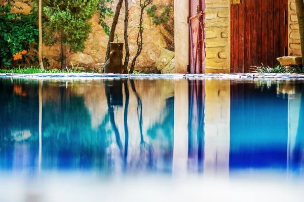 Reflektion av backyear på pool vatten — Stockfoto