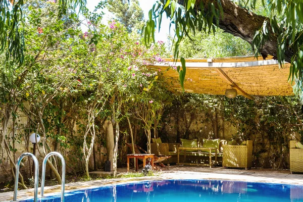 Un acogedor patio trasero con piscina azul —  Fotos de Stock