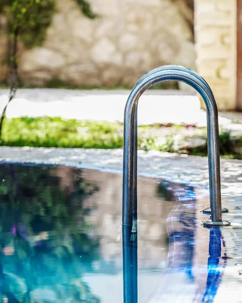 Patio trasero reflejado en el agua clara de la piscina —  Fotos de Stock