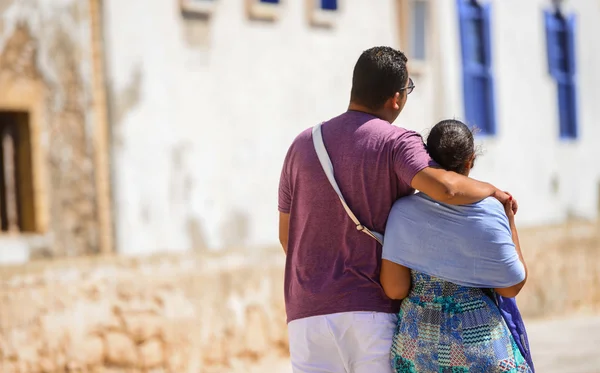 Perto de um jovem casal passeando pela cidade — Fotografia de Stock