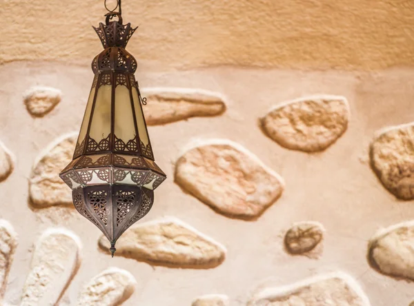 Ankastre asılı tasarlanmış bir lamba — Stok fotoğraf