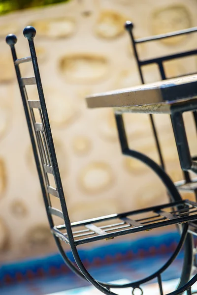 Креативно оформленный металлический стул — стоковое фото