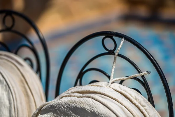 Onları on beyaz minderler ile metalik chairbacks