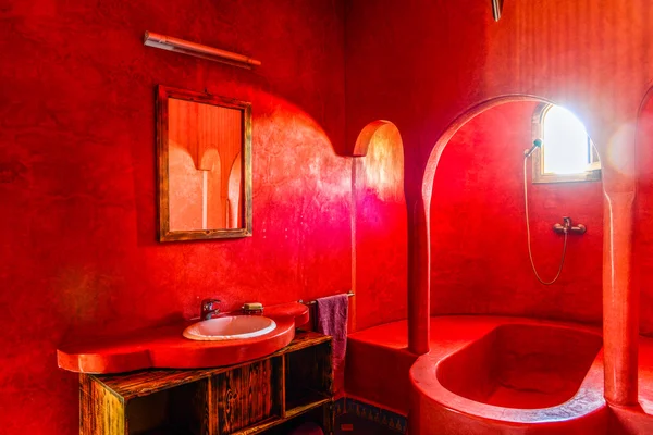 Luxusní koupelna v červené zbarvení — Stock fotografie