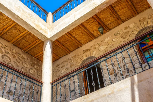 Vista de ángulo bajo de hermoso balcón tradicional —  Fotos de Stock