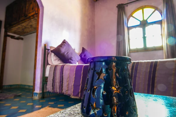 Portre için dekore edilmiş bir mor renkli yatak odasında Mumluk — Stok fotoğraf