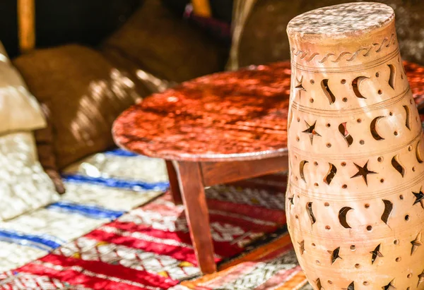 Orientalisk stil sittgrupp med en traditionell kruka på förgrunden — Stockfoto