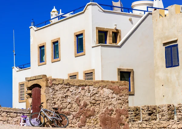 A white three-storey building surrounded with stone gate — Stock Photo, Image