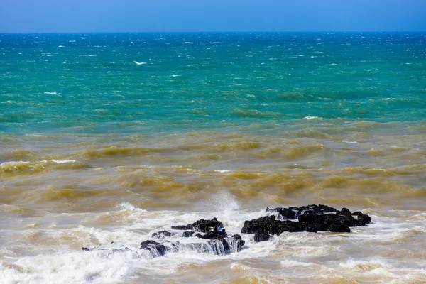 Tvätta den rock och färg av havet havets vågor — Stockfoto