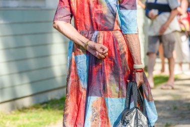 yaşlı kadın onu geri dokunmadan