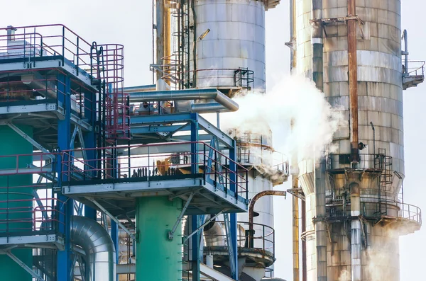 Unidad de refinería de petróleo en el campo —  Fotos de Stock