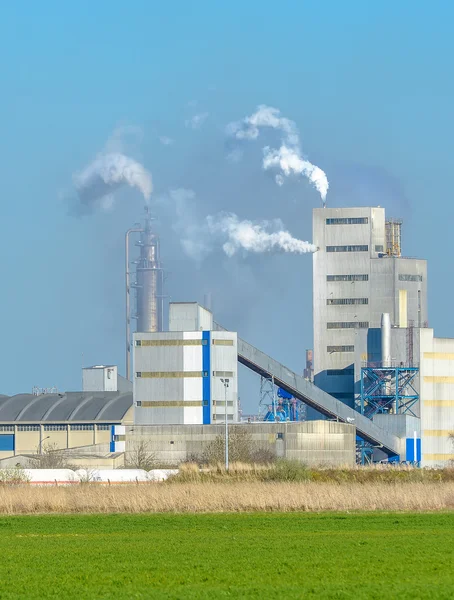 Olie raffinaderij eenheid op het platteland — Stockfoto