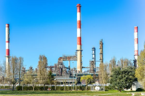 Olja raffinaderiet enhet på landsbygden — Stockfoto