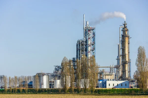 Olie raffinaderij eenheid op het platteland — Stockfoto