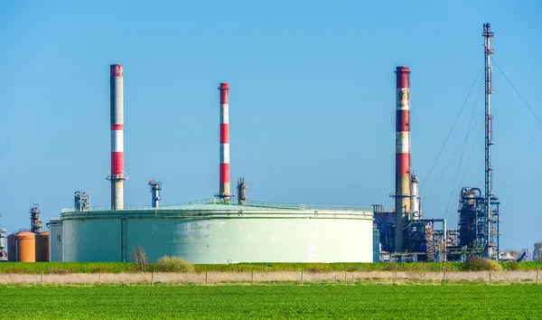 Unidad de almacenamiento de petróleo en el campo —  Fotos de Stock