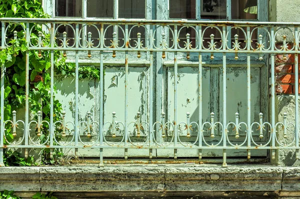 Edificio antiguo con balcón —  Fotos de Stock