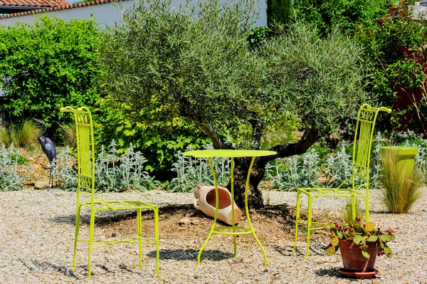 Serie di sedie in un giardino — Foto Stock