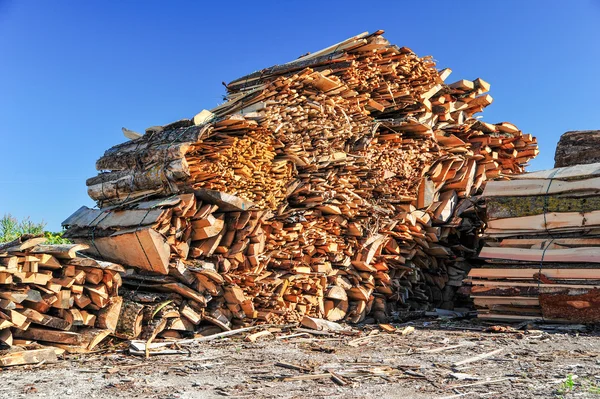 Großer Haufen Holzbretter Noch Roh — Stockfoto