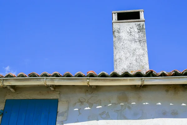 Chimenea en el techo de una casa tradicional francesa — Foto de Stock