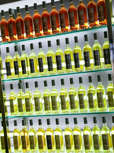 Allineamento delle bottiglie di vino in enoteca — Foto Stock