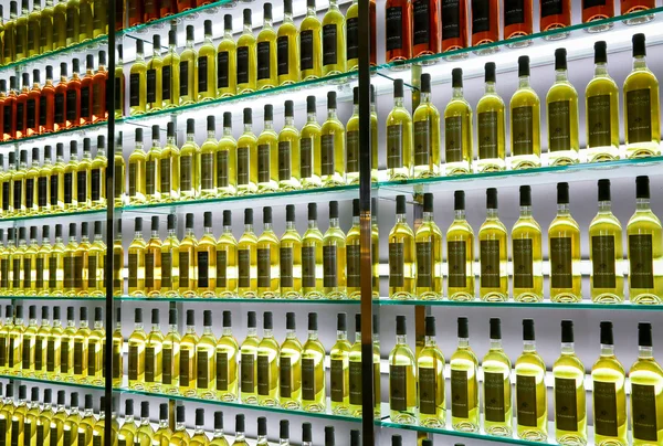 Выравнивание бутылок вина в винном магазине — стоковое фото