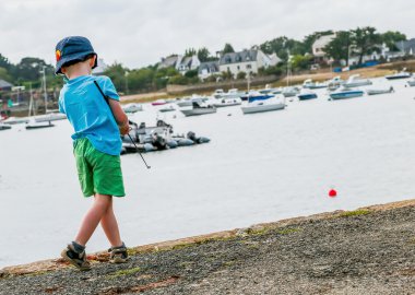 Kıyıda balıkçılık şirin çocuk