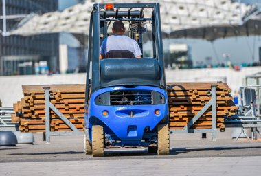 Bir mavi inşaat makine sürüş bir inşaat işçisi