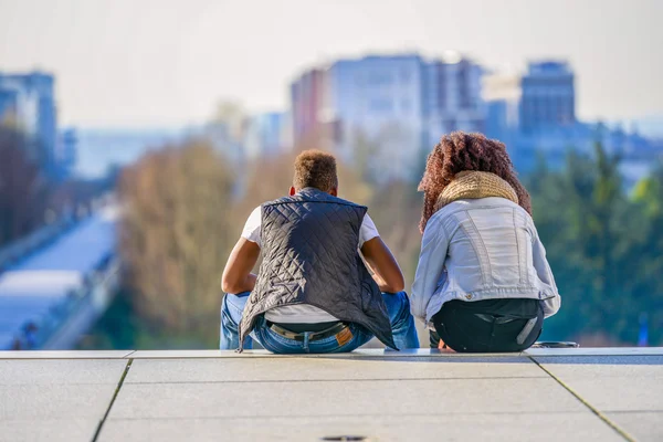 Una pareja que imita el paisaje de la ciudad —  Fotos de Stock