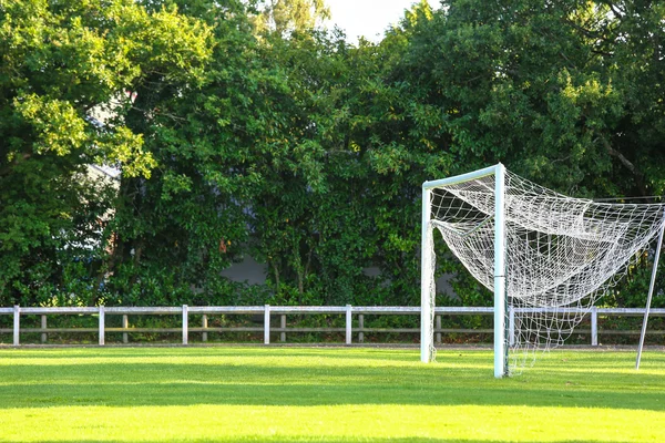 Luminoso campo da calcio verde — Foto Stock