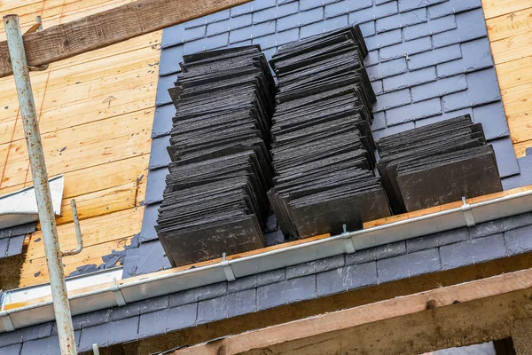 A roof in construction with slates — Stock Photo, Image