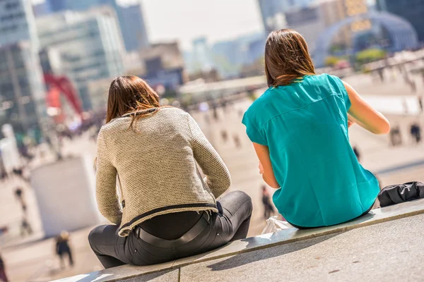 Twee jonge dames hebben buiten lunch — Stockfoto