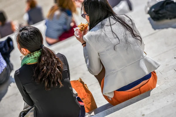 Une fille mange un sandwich à l'extérieur — Photo